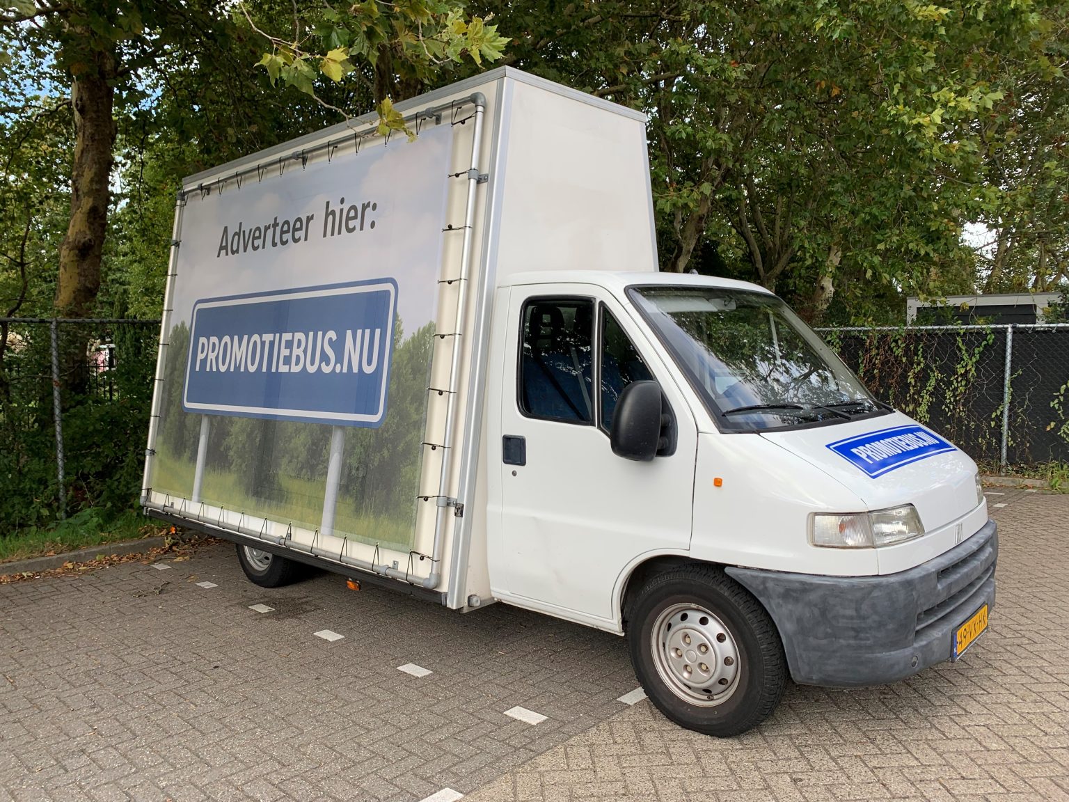 bus voorkant ingezoomd bij bomen